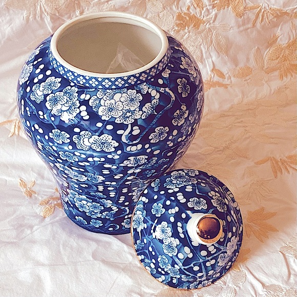 unknown Other - New Gourgues Urn/Vessel Blue w/White Flowers, Many Uses- Flowers, Tea, Ashes...